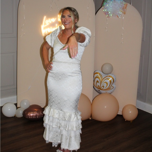 V. Chapman White Ruffled Midi Dress - Picture 4 of 4